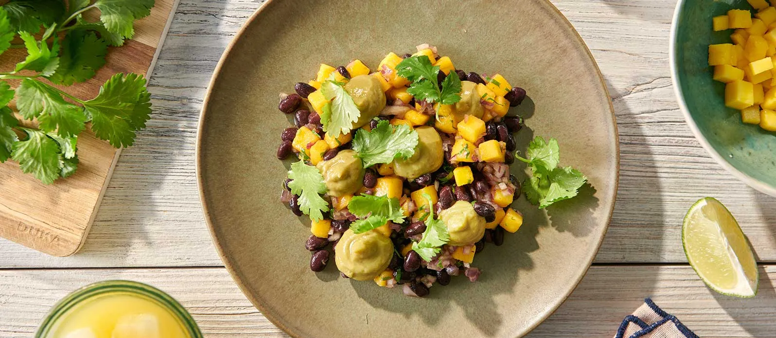 Mangosalat mit schwarzen Bohnen und Avocado-Mousse