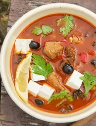 Gulaschsuppe mit Rind-, Schweine- und Hühnerfleisch