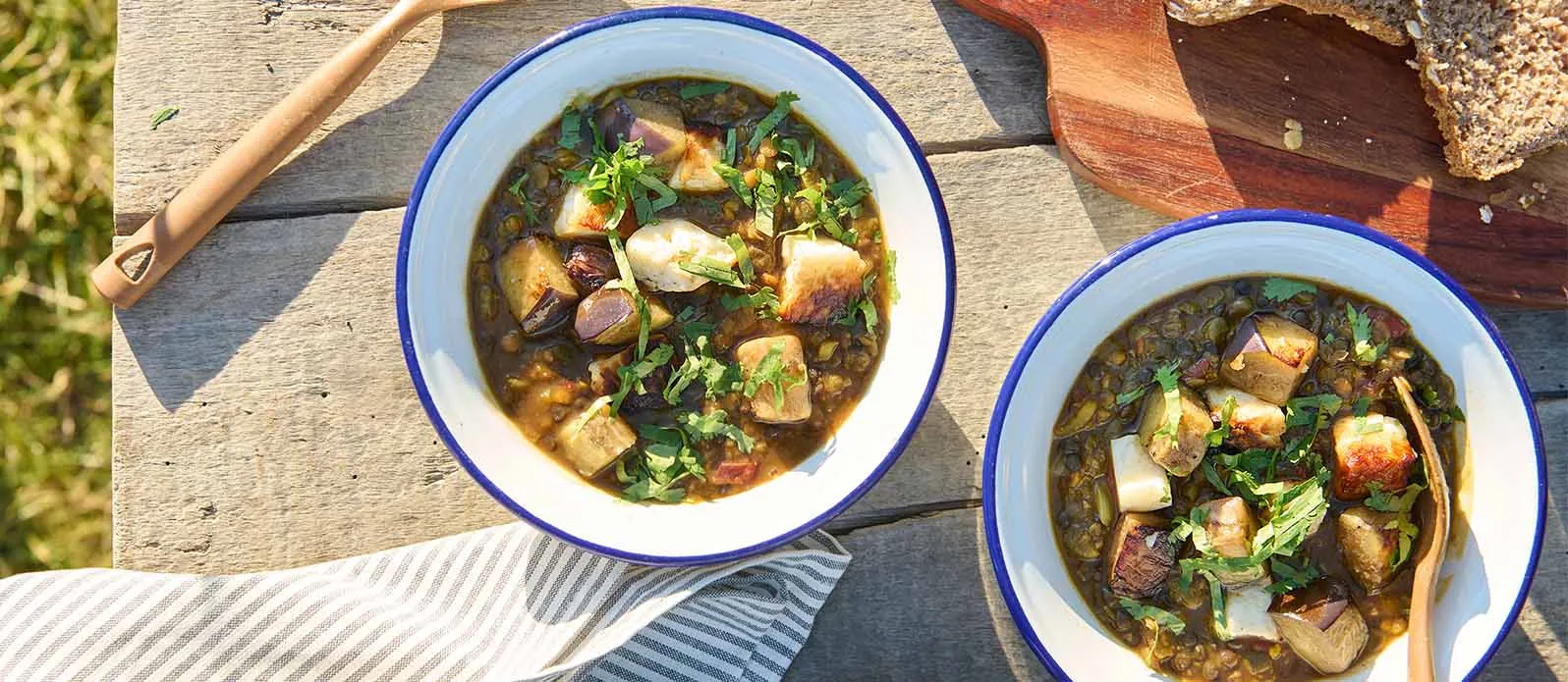 Indisches Linsendal mit Aubergine und Halloumi