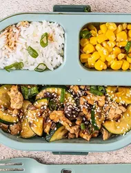 Reis-Bowl mit Pute und Zucchini
