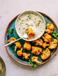 Ranch-Mayo-Dip mit gebackenen Kimchi-Blumenkohl-Häppchen