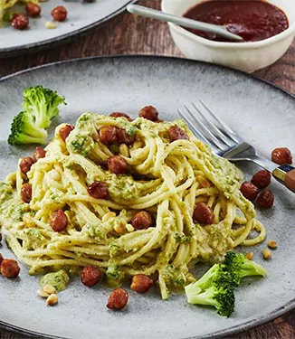 Broccoli-Pesto-Spaghetti mit Honig-glasierten Kichererbsen