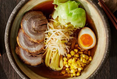 Authentische japanische Ramen mit Sojasauce