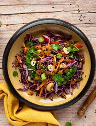 Rotkohlsalat mit Cashews und Zuckerschoten