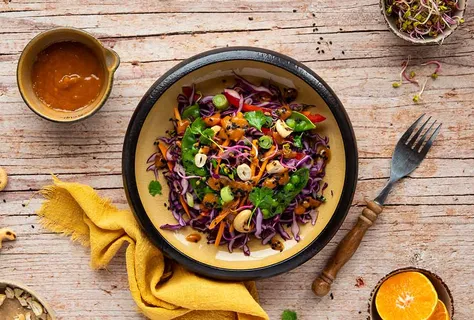 Rotkohlsalat mit Cashews und Zuckerschoten
