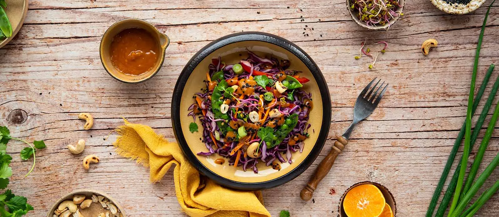 Rotkohlsalat mit Cashews und Zuckerschoten