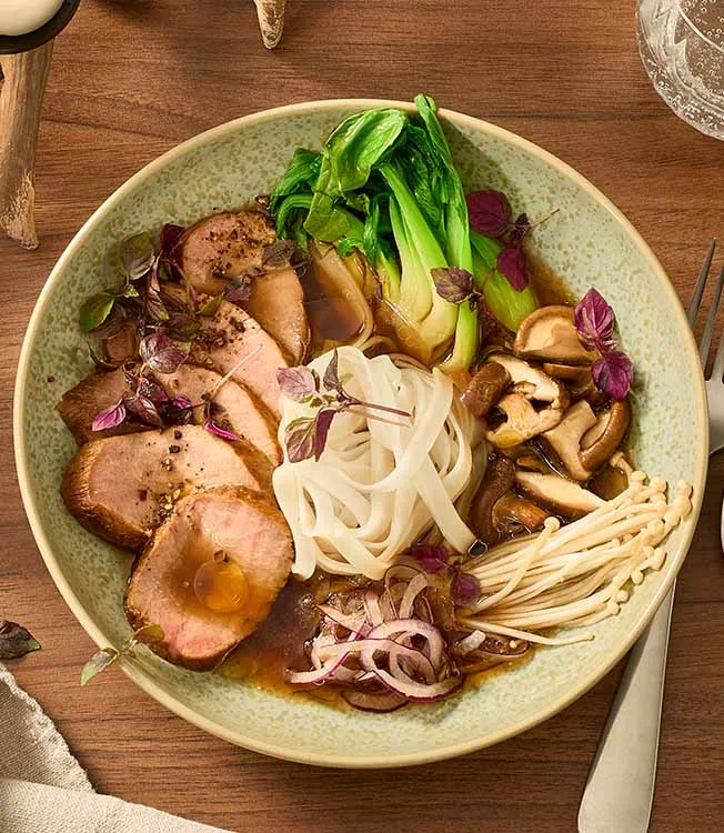 Teriyaki-Wildschwein in Asia-Brühe mit Reisnudeln