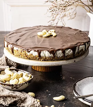 Veganer Cashew-„Käsekuchen” mit Karamell-Schokosauce