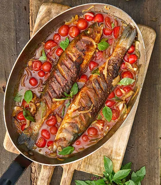 Gebratener Wolfsbarsch mit Ingwer und Tomaten