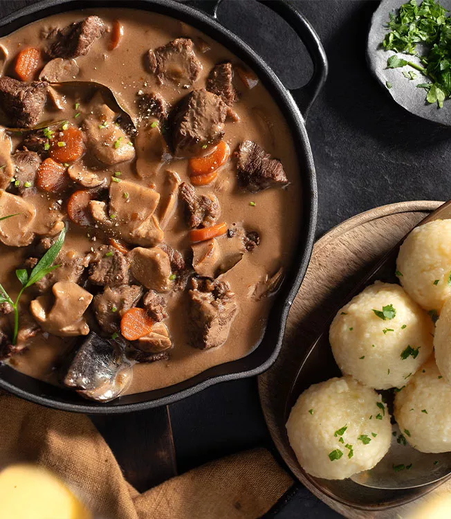 Hirschgeschnetzeltes mit Pilzen und Kartoffelknödeln