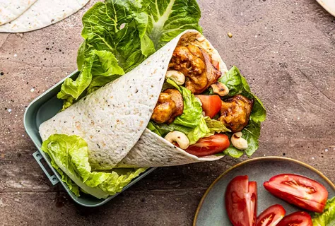 Tortilla mit BBQ-Blumenkohl, Römersalat und Tomaten