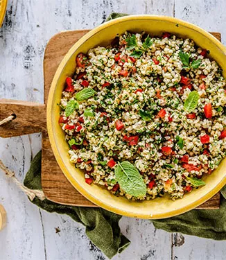 Tabouleh mit Bulgur, Petersilie, Minze, Tomaten und Paprika
