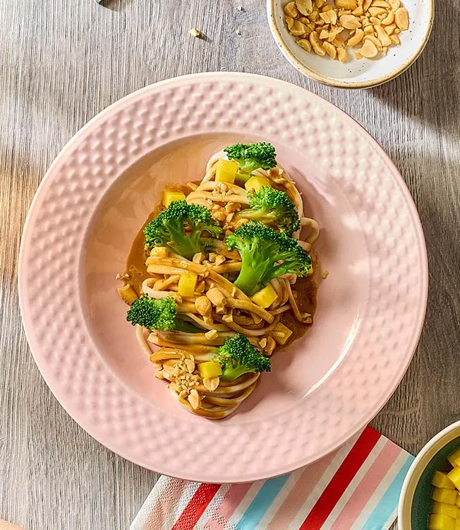 Erdnuss-Udon mit Brokkoli und Mango