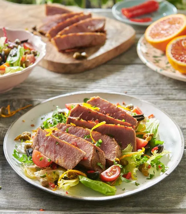 Gegrilltes Thunfischsteak und Salat