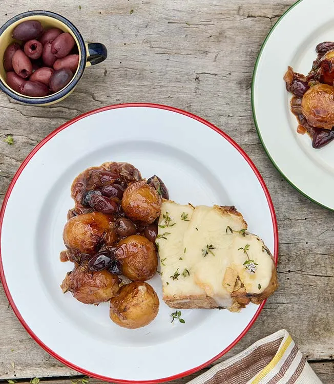 Kartoffel-Kalamata-Eintopf mit Raclette-Käse