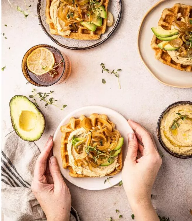 Hummus-Waffeln mit Teriyaki-Zwiebeln und Thymian