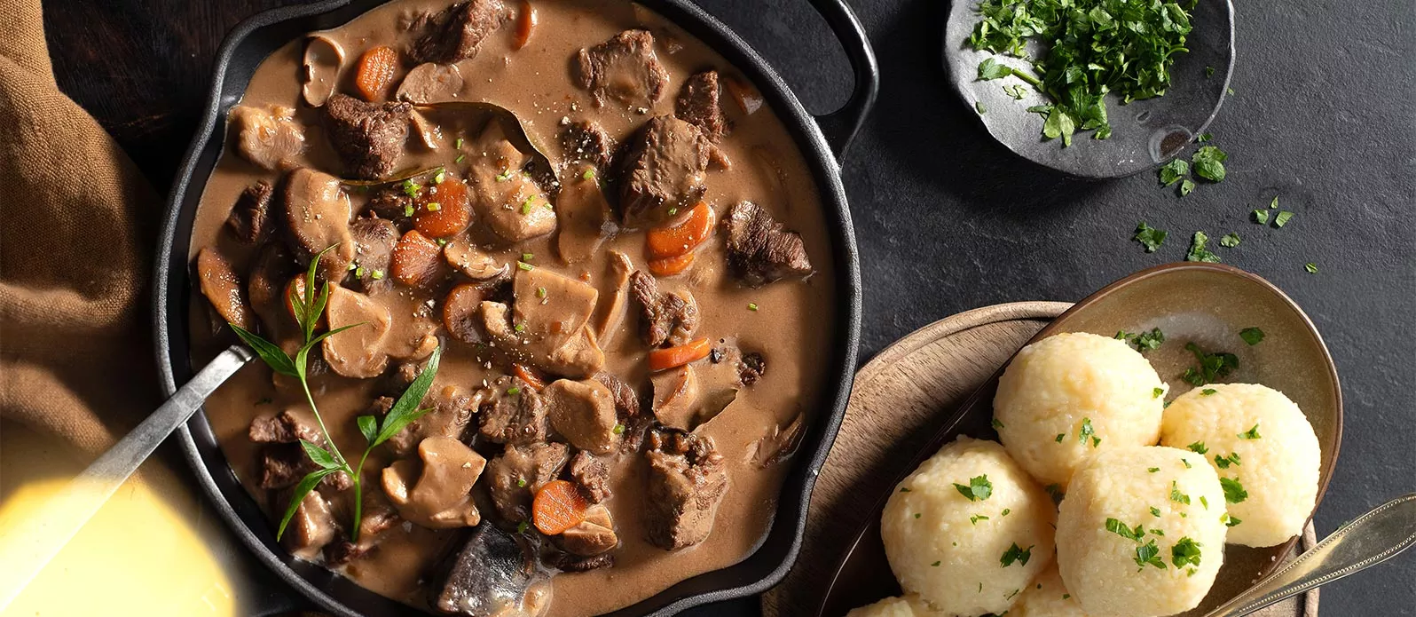 Hirschgeschnetzeltes mit Pilzen und Kartoffelknödeln