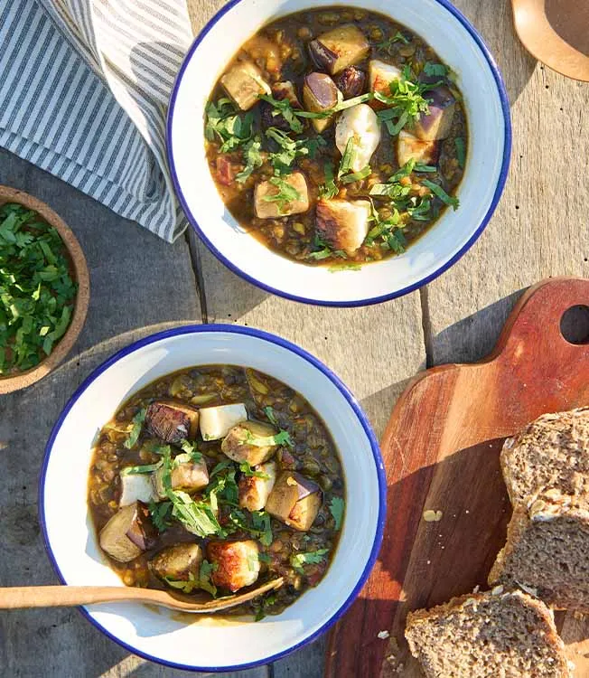 Indisches Linsendal mit Aubergine und Halloumi