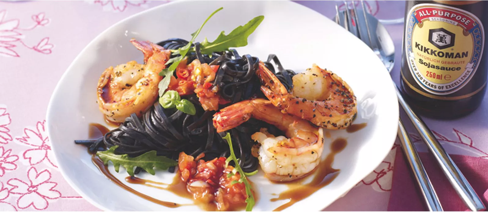 Garnelen „Arrabiata“ auf Linguini „Nero“