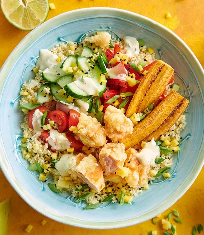 Poke Bowl mit Tempura-Lachs und Couscous