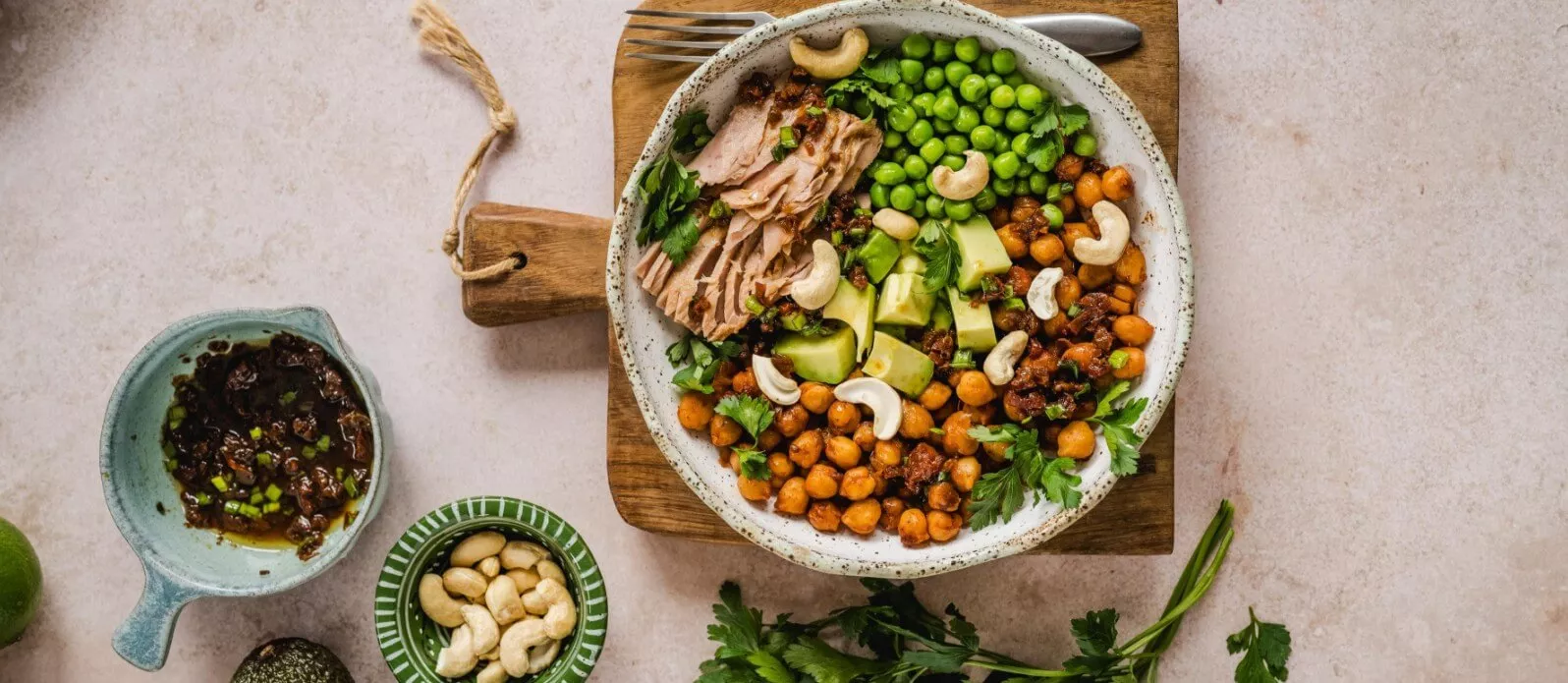 Bowl mit karamellisierten Teriyaki-Kichererbsen