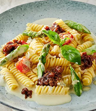 Fusilli mit Käsesauce und Sojasauce Bolognese