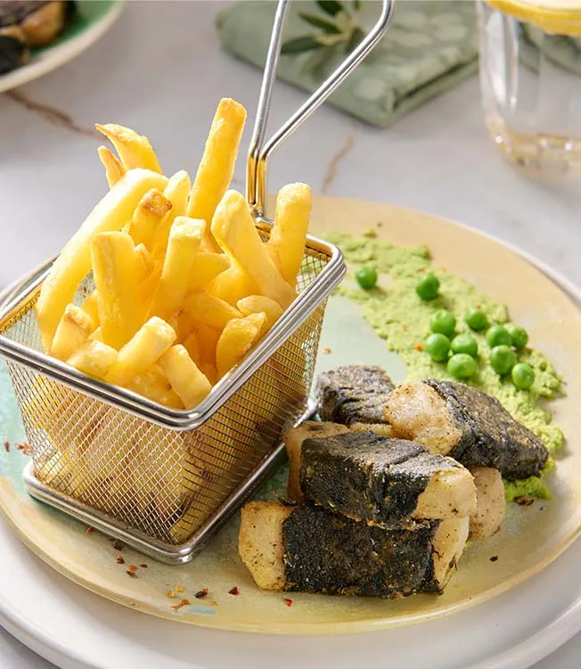 Vegane Fish & Chips mit Sellerie und Erbsen