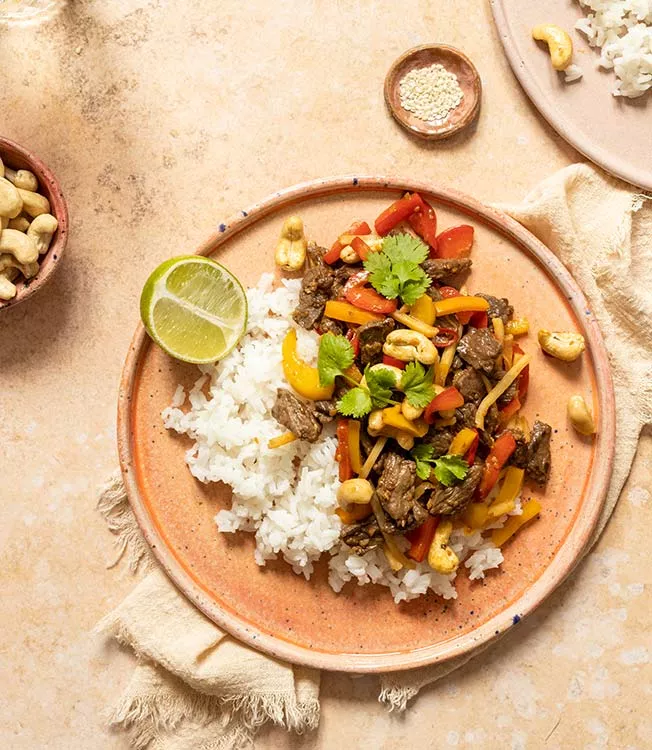 Rindfleisch mit Teriyaki-Sauce, Nüssen und Jasminreis