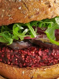 Rote-Bete-Burger mit Auberginen und Sesamsauce