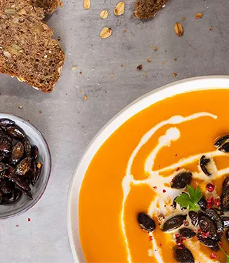 Kürbissuppe mit karamellisierten Kürbiskernen