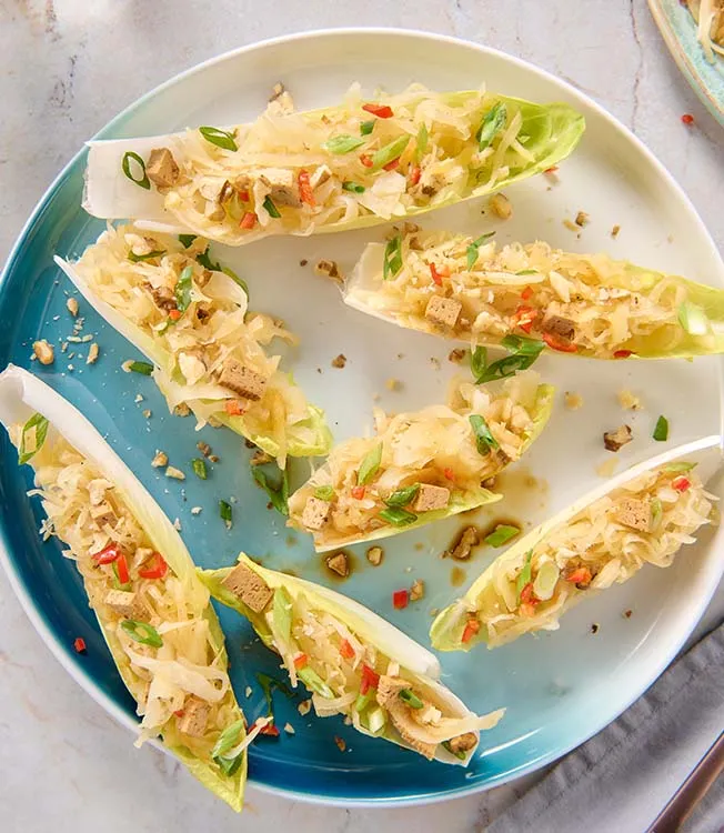 Chicoréeschiffchen mit Sauerkraut & Tofu