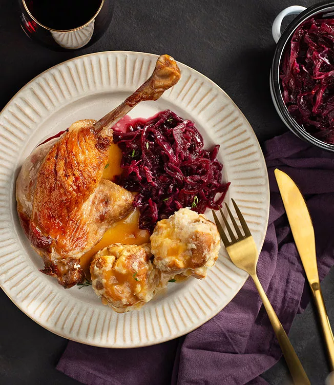 Gänsekeule mit Brezn-Knödel und Rotkohl