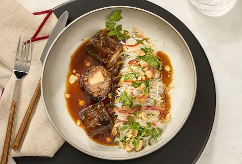 Asiatische Rinderroulade mit Pak-Choi-Glasnudeln