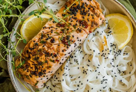 Gegrillter Teriyaki-Lachs mit Reisnudeln