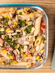 Nudelsalat mit Rindfleisch und Pilzen