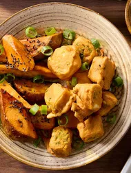 Tofu im Jalapeño-Mantel mit Kokos-Erdnusssauce und Okraschoten
