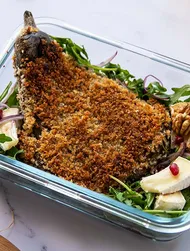 Knusprige Aubergine mit Camembert-Salat