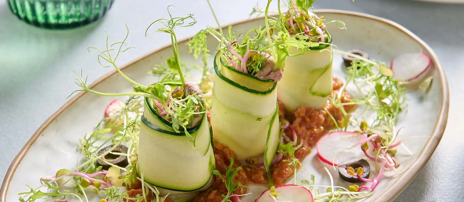 Zucchini-Cannelloni mit Bohnen und Erbsen