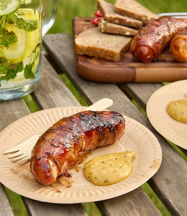 Würstchen gefüllt mit Käse und Jalapeño