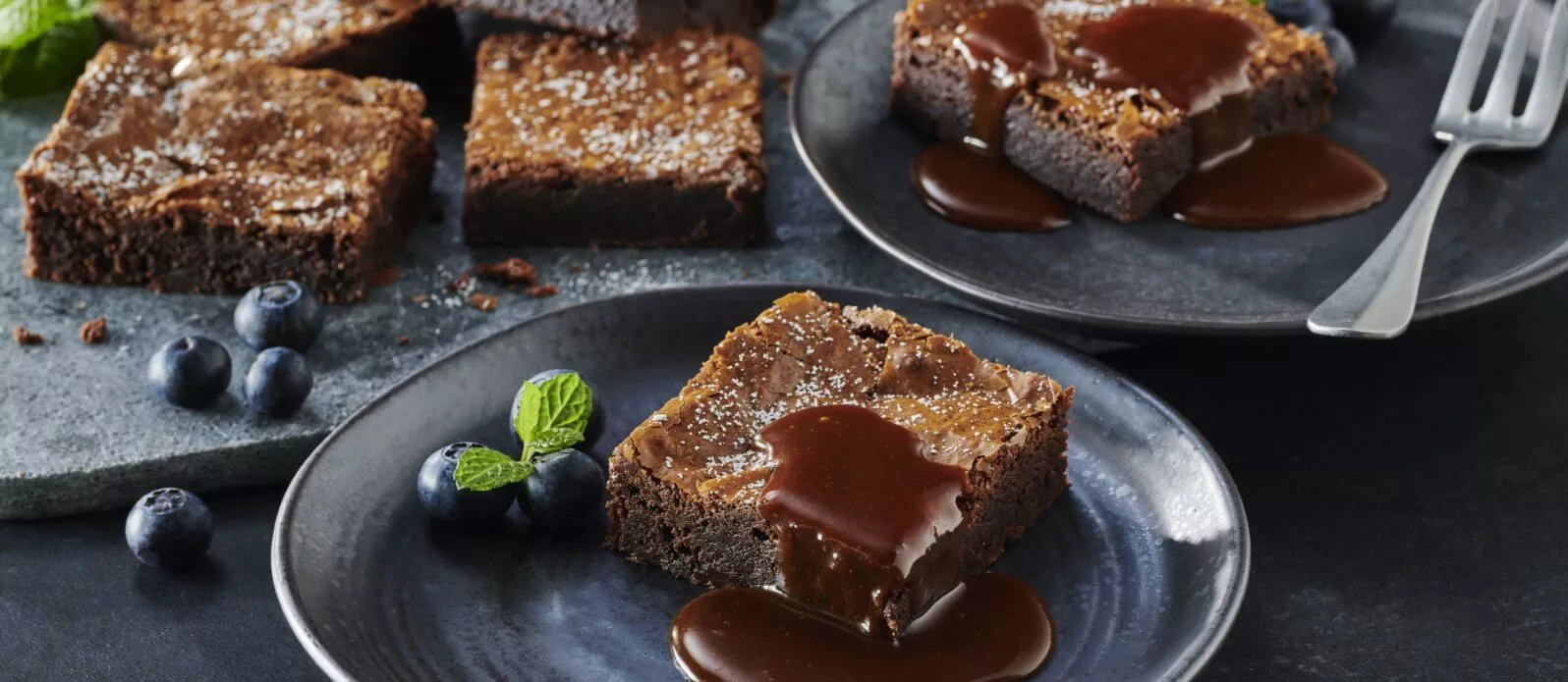 Brownies mit zweierlei Schokolade und Soja-Caramelsauce