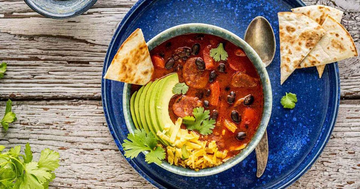 Scharfe schwarze Bohnensuppe mit Chorizo | Kikkoman