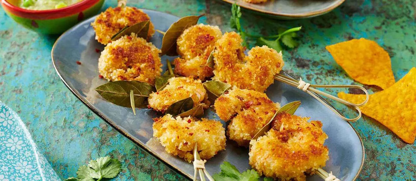 Pikante panierte Garnelen-Spieße mit cremigem Edamame-Dip
