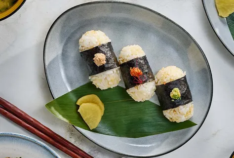 Tuna-Mayo-Onigiri mit Kimchi und Wasabi