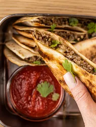 Quesadilla mit Rindfleisch und Champignons
