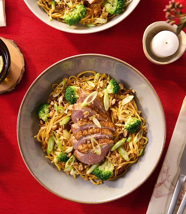 Ente mit Nudeln in fruchtiger Sauce