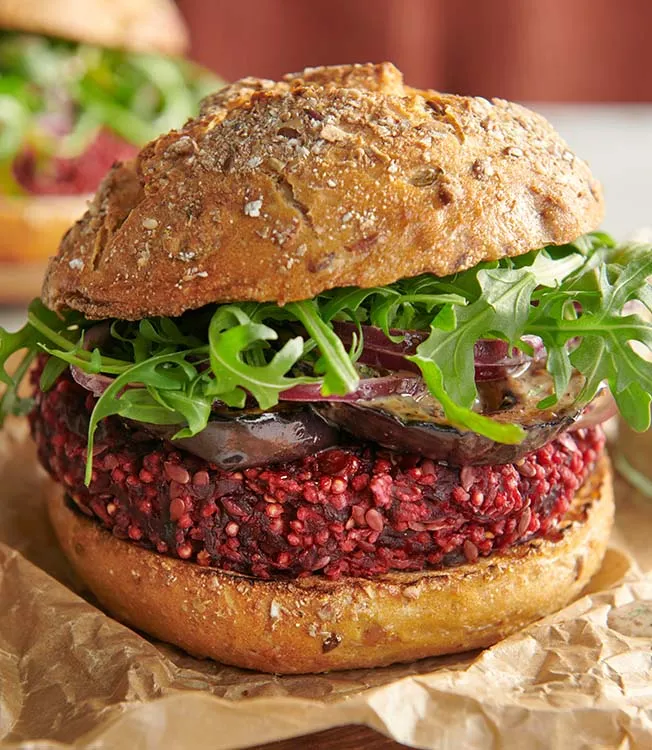 Rote-Bete-Burger mit Auberginen und Sesamsauce