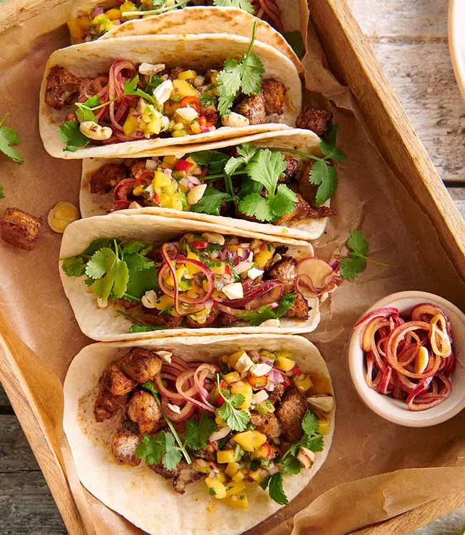 Tacos mit Schweinefleisch und eingelegten Zwiebeln
