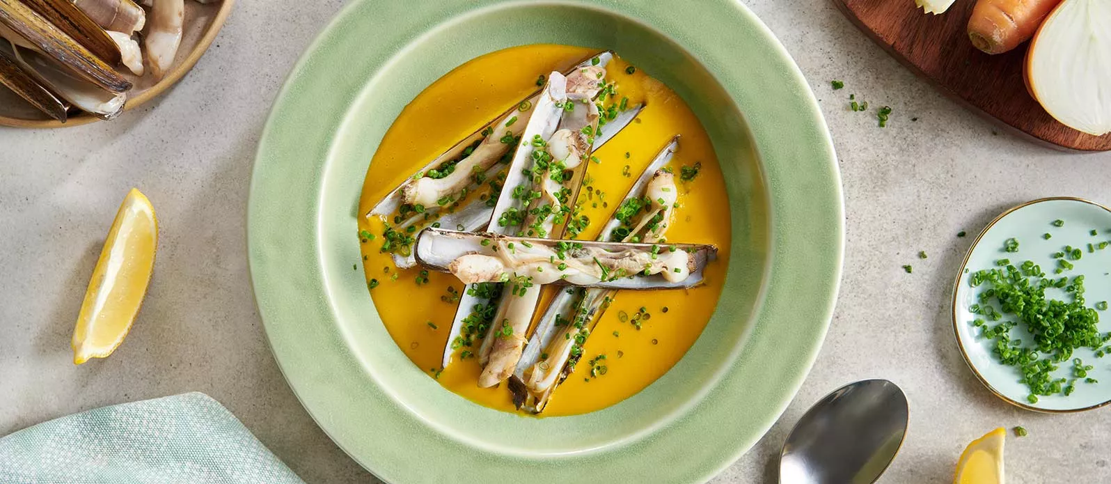 Cremige Schwertmuschel-Suppe mit Sojasauce