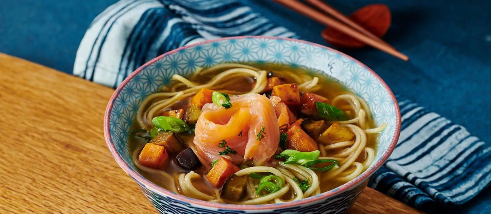 Räucherlachs-Ramen mit Süßkartoffeln und Aubergine