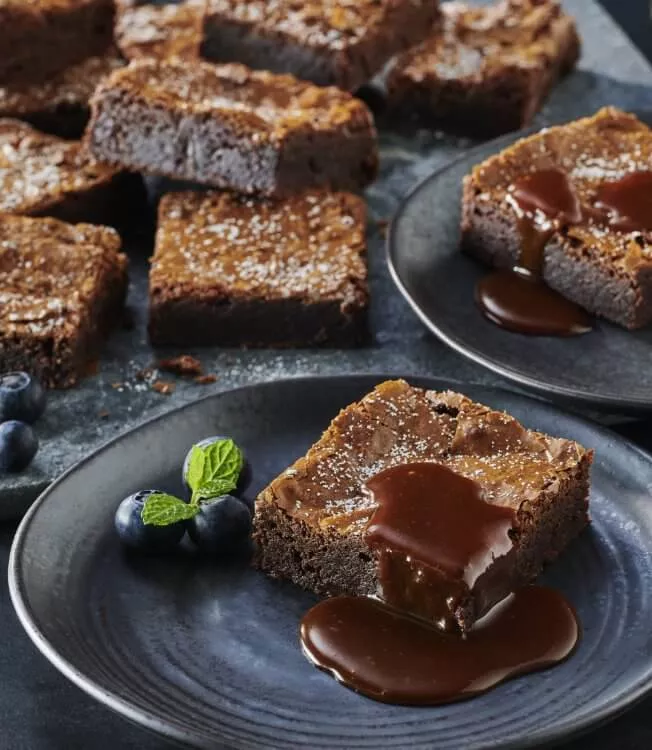 Brownies mit zweierlei Schokolade und Soja-Caramelsauce